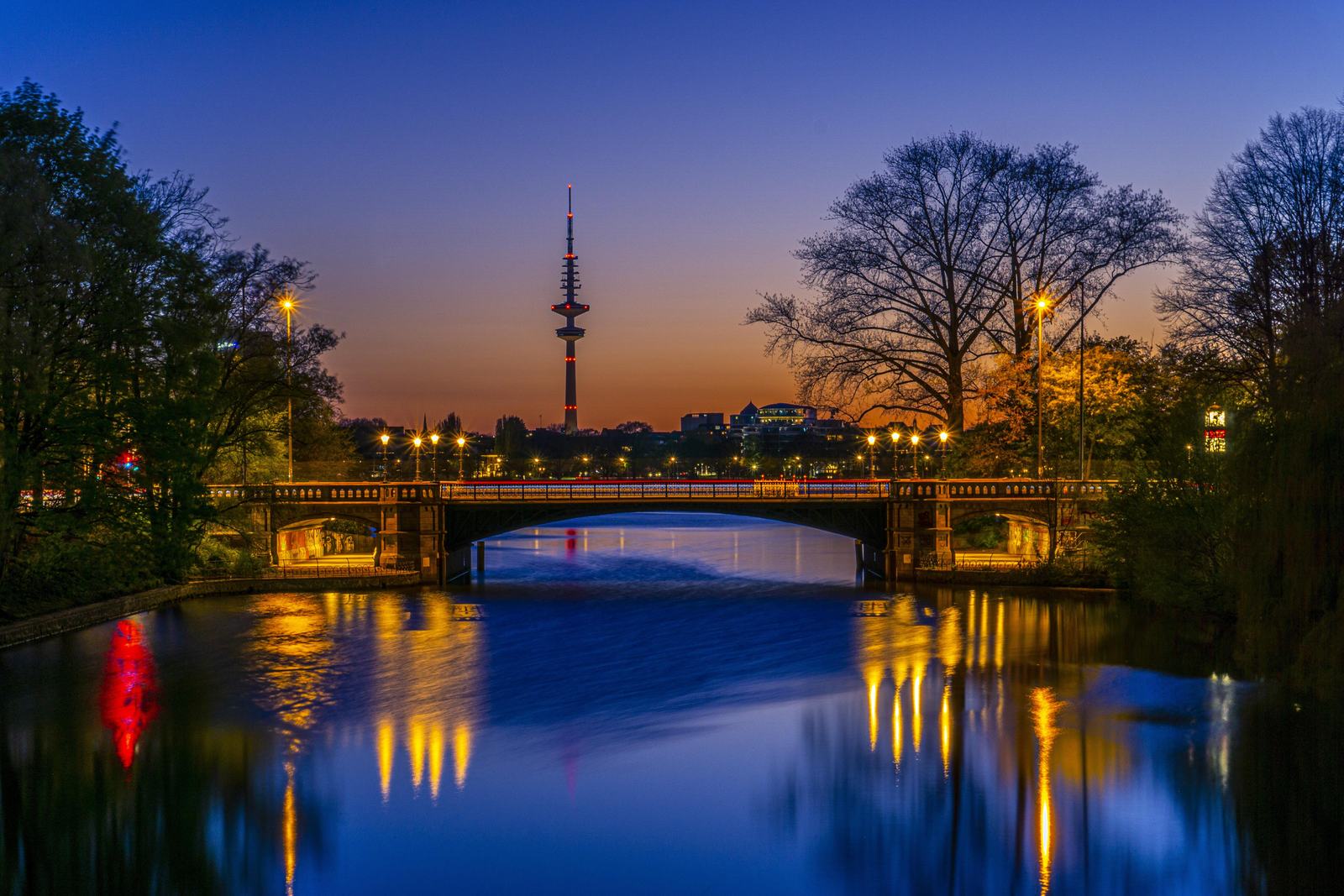 Hamburger Alster mit Fernsehturm in der Abenddämmerung