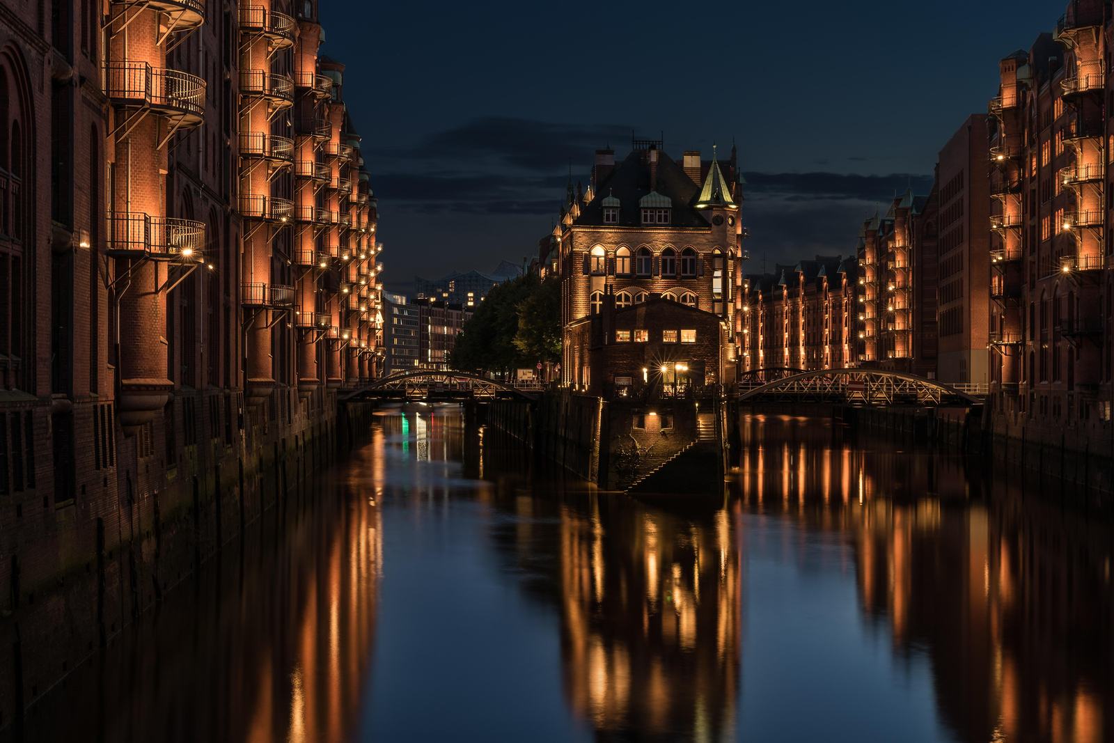 Hamburger Speicherstadt am Abend, Sitz der Buzzscale GmbH in der HafenCity