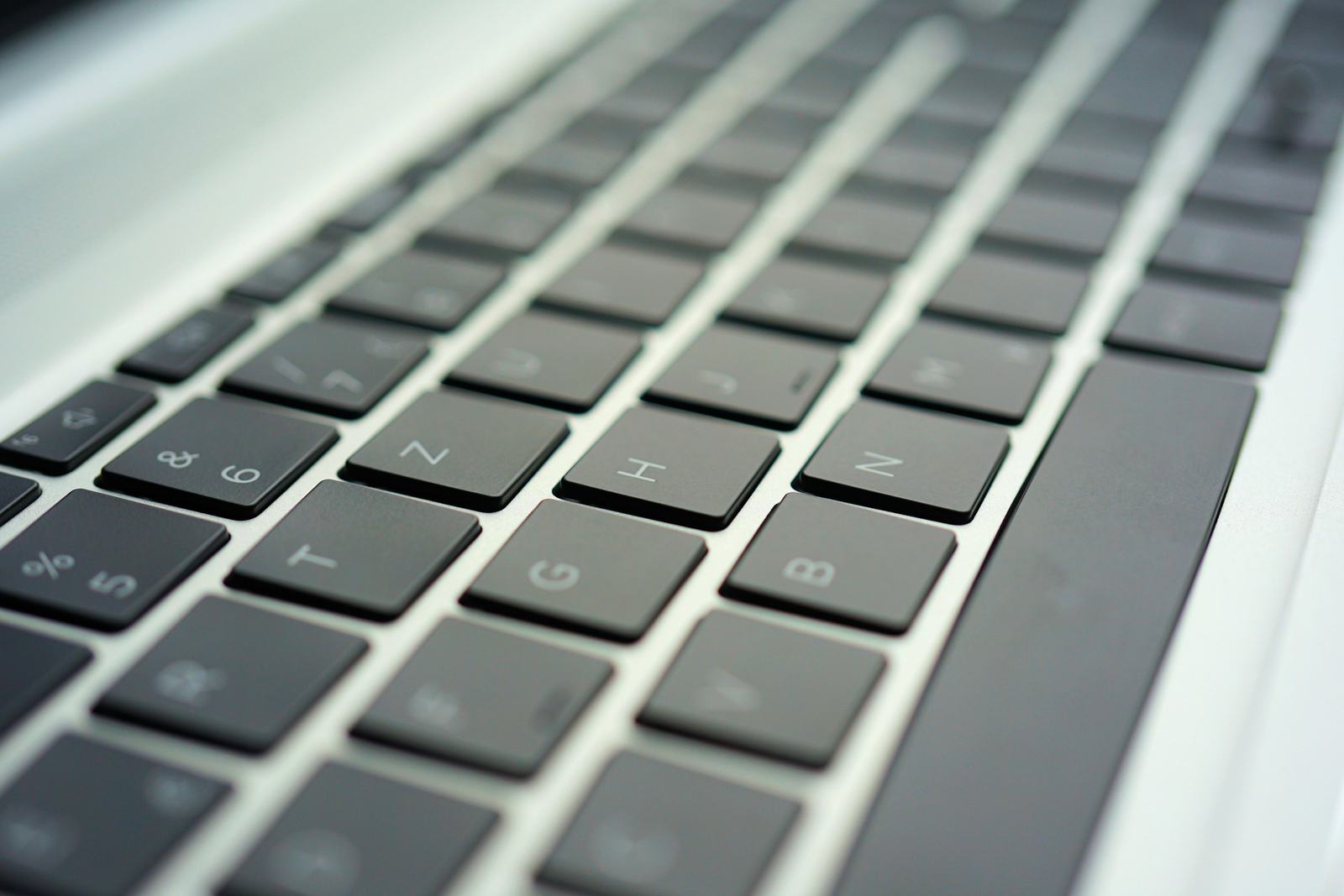 Tastatur, Sinnbild für Claude Code im Terminal